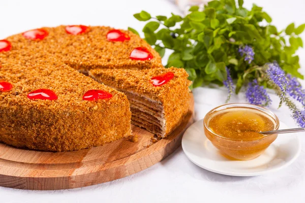 Bolo Mel Com Grama Verde Mesa Branca — Fotografia de Stock