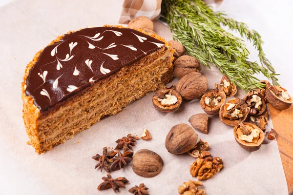 Bolo Noz Com Decoração Mesa Branca — Fotografia de Stock