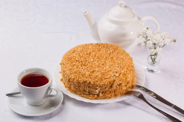 Bolo Napoleão Chaleira Com Chá Mesa Branca — Fotografia de Stock