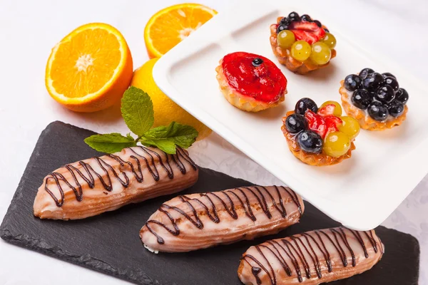 Postres Con Rollos Fruta Crema Sobre Fondo Blanco — Foto de Stock