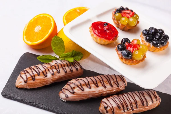 Postres Con Rollos Fruta Crema Sobre Fondo Blanco —  Fotos de Stock