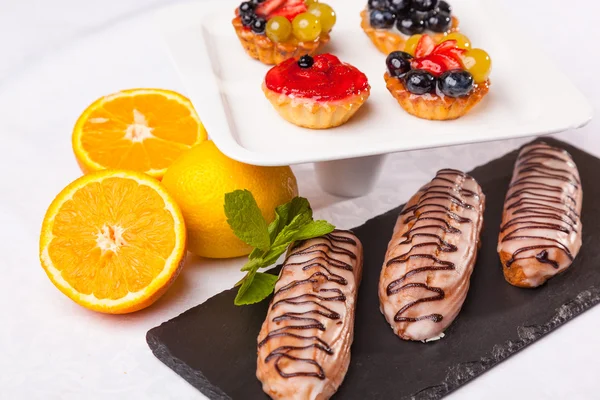 Postres Con Rollos Fruta Crema Sobre Fondo Blanco —  Fotos de Stock