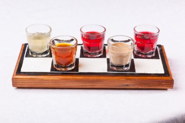 Renkli likörlü bardaklar.