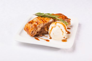 Çörek ve dondurma tabakta.