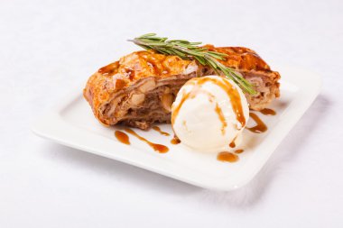 Çörek ve dondurma tabakta.