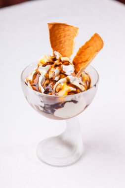 Beyaz arka planda süslemeli bir bardakta dondurma.