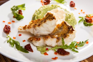 Patates püresi ve tabakta kurutulmuş domatesle birlikte.