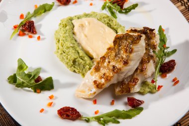 Patates püresi ve tabakta kurutulmuş domatesle birlikte.