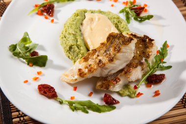 Patates püresi ve tabakta kurutulmuş domatesle birlikte.