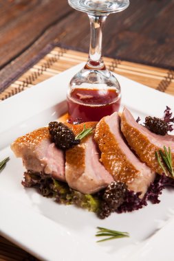 Ahşap masada soslu ördek