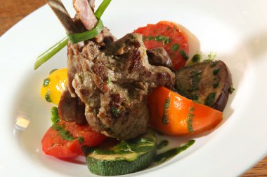 Sebzeli kuzu pirzola ve tabakta kabak.