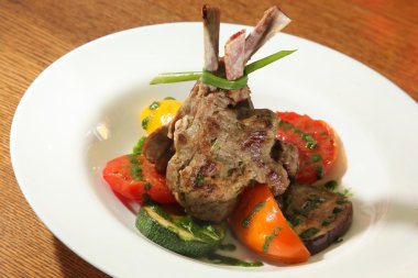 Sebzeli kuzu pirzola ve tabakta kabak.