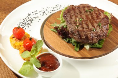 Tabakta mısırlı biftek.