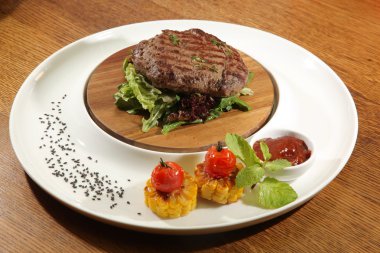 Tabakta mısırlı biftek.