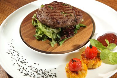 Tabakta mısırlı biftek.