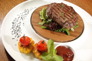 Tabakta mısırlı biftek.