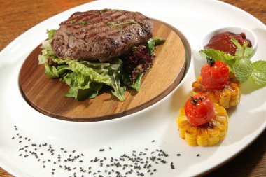 Tabakta mısırlı biftek.