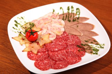 Tabakta et ürünleri ve sosisler dilimleniyor.