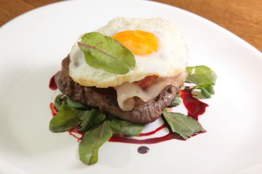 Kızarmış yumurta ve soslu biftek.