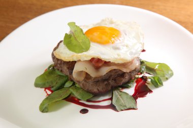 Kızarmış yumurta ve soslu biftek.