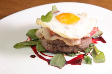 Kızarmış yumurta ve soslu biftek.