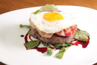 Kızarmış yumurta ve soslu biftek.