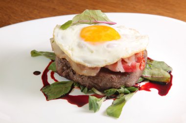 Kızarmış yumurta ve soslu biftek.