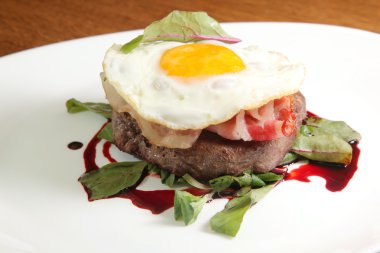 Kızarmış yumurta ve soslu biftek.