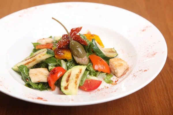 Salat Mit Kapern Und Zucchini Auf Teller — Stockfoto