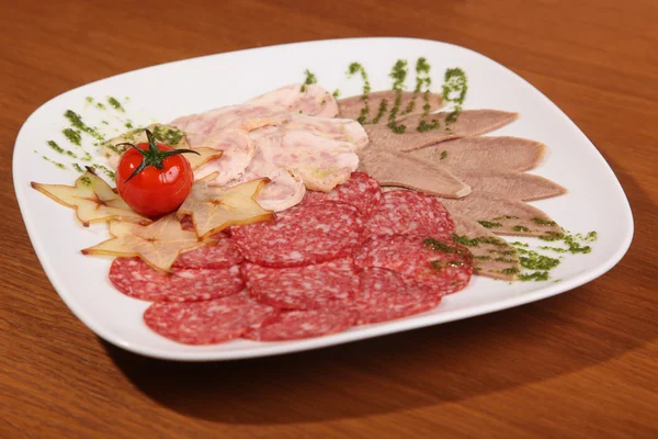 Affettare Prodotti Base Carne Salsicce Sul Piatto — Foto Stock