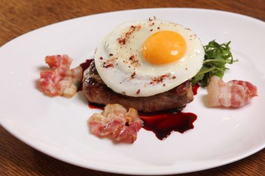 Kızarmış yumurta ve soslu biftek.