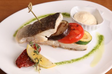 Kızarmış Balık sebze tabağı ile