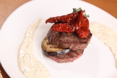 Tabağında patlıcan olan et madalyonları