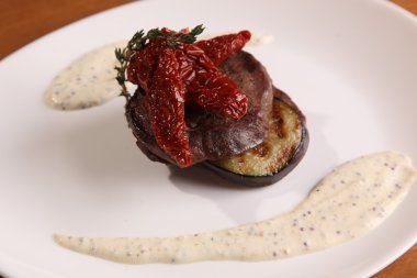 Tabağında patlıcan olan et madalyonları