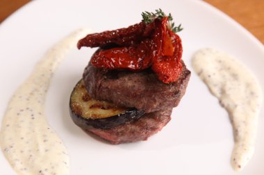 Tabağında patlıcan olan et madalyonları