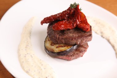 Tabağında patlıcan olan et madalyonları