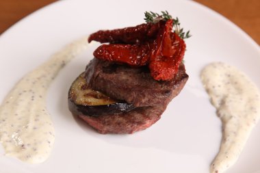 Tabağında patlıcan olan et madalyonları