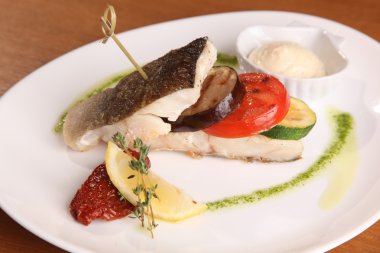 Kızarmış Balık sebze tabağı ile