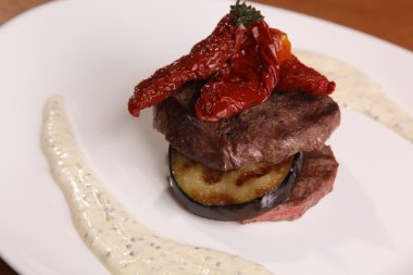 Tabağında patlıcan olan et madalyonları