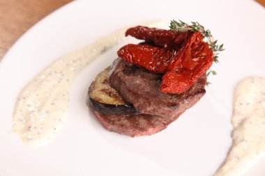 Tabağında patlıcan olan et madalyonları