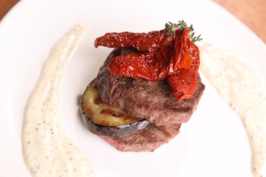 Tabağında patlıcan olan et madalyonları