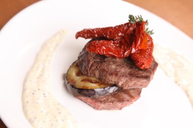 Tabağında patlıcan olan et madalyonları