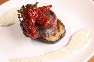 Tabağında patlıcan olan et madalyonları