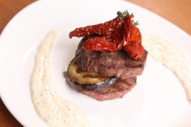 Tabağında patlıcan olan et madalyonları