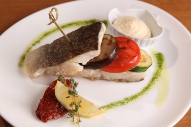 Kızarmış Balık sebze tabağı ile