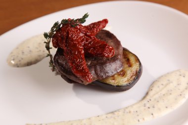 Tabağında patlıcan olan et madalyonları