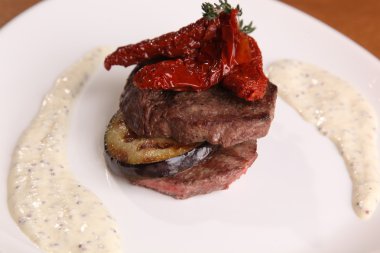 Tabağında patlıcan olan et madalyonları