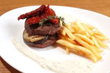 Tabakta patates kızartması ve sos.