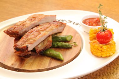 Domuz kaburgası ve kuşkonmaz.