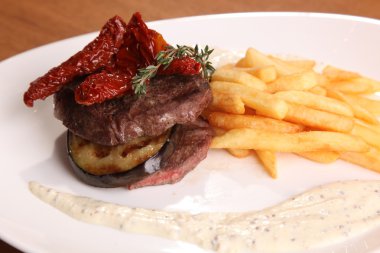 Tabakta patates kızartması ve sos.